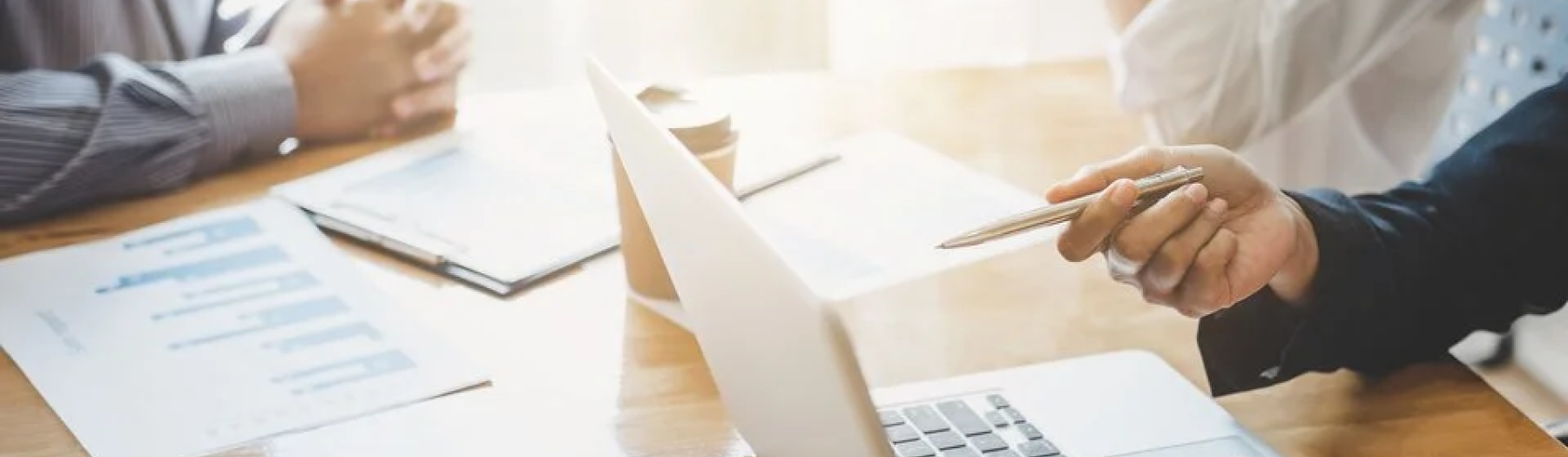 Beratungssituation mit Laptop